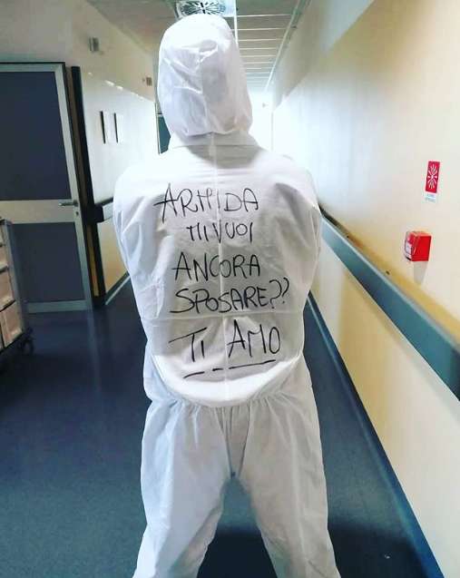 Scopri di più sull'articolo “Mi vuoi ancora sposare?” l’infermiere rinnova la proposta