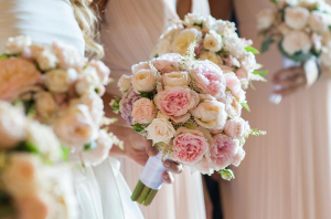 Scopri di più sull'articolo Lancio del bouquet: mille modi per lanciare il bouquet, un gesto unico, mille significati.